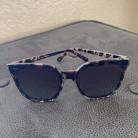Accessories - Sunglasses Women Brown Tortoise